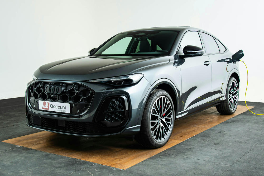 Nieuwe AUDI q5 sportback linksvoor foto's in het grijs