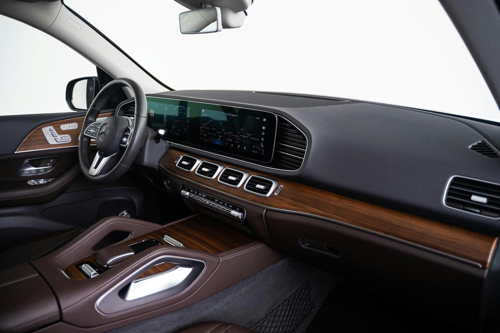 Openporig walnotenhout bruin