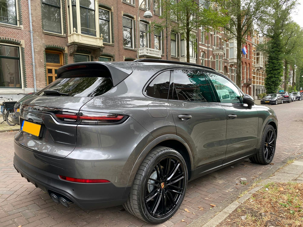 22 inch Turbo design in hoogglans zwart voor Martijn zijn Porsche