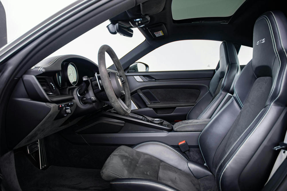 Porsche 911 (992) panoramadak bovenin foto te zien