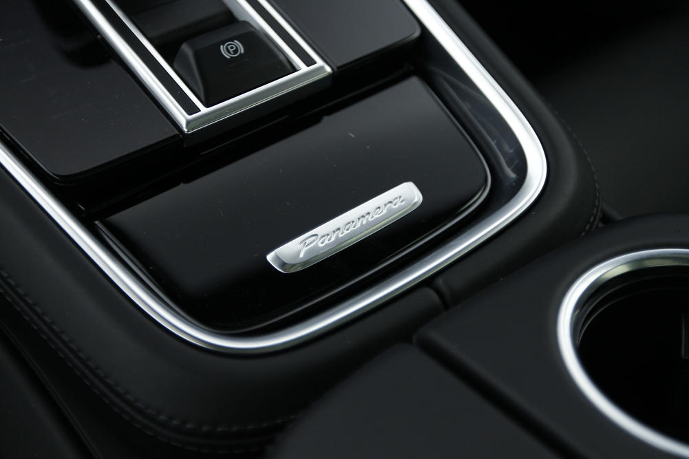 Porsche - Panamera 4S - L121396 - Interieur - Teaser (17).JPG