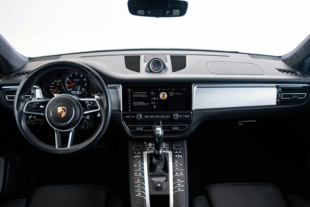 Porsche Macan Turbo cockpit
