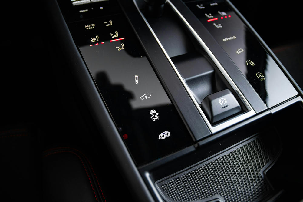 Porsche Macan middenconsole met digitale knoppen