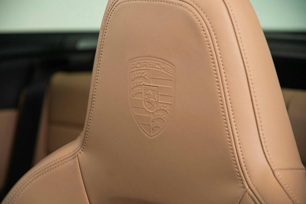 Porsche logo in hoofdsteun