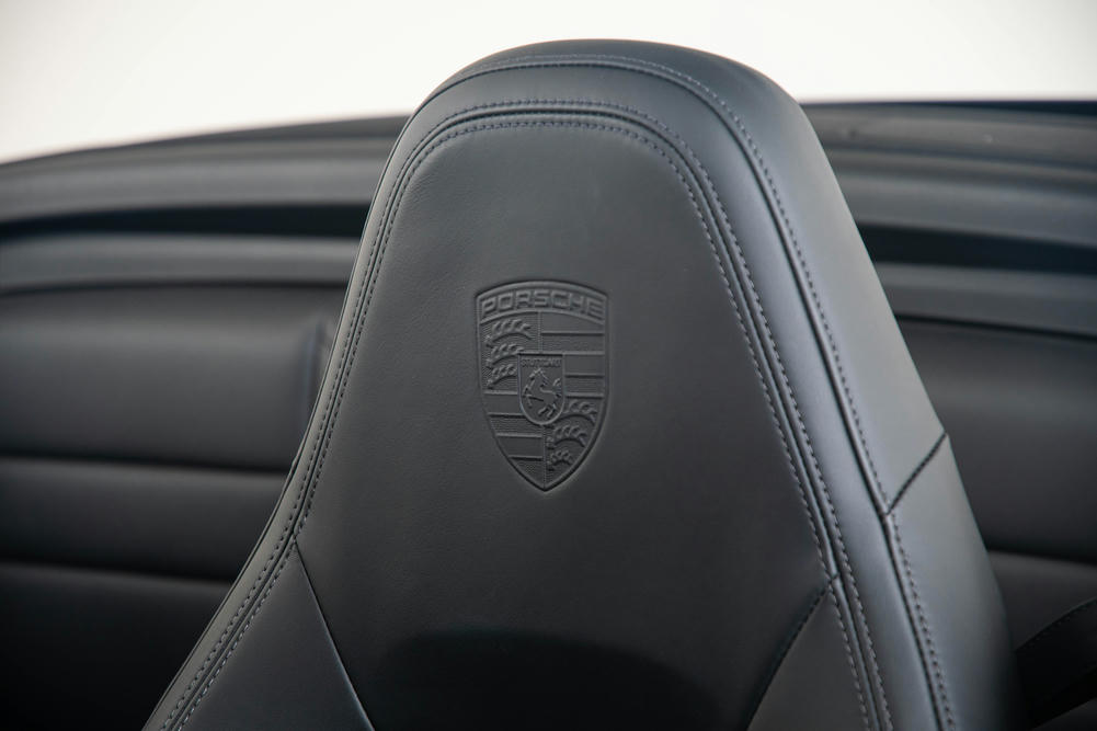 Porsche logo in ledere stoelen