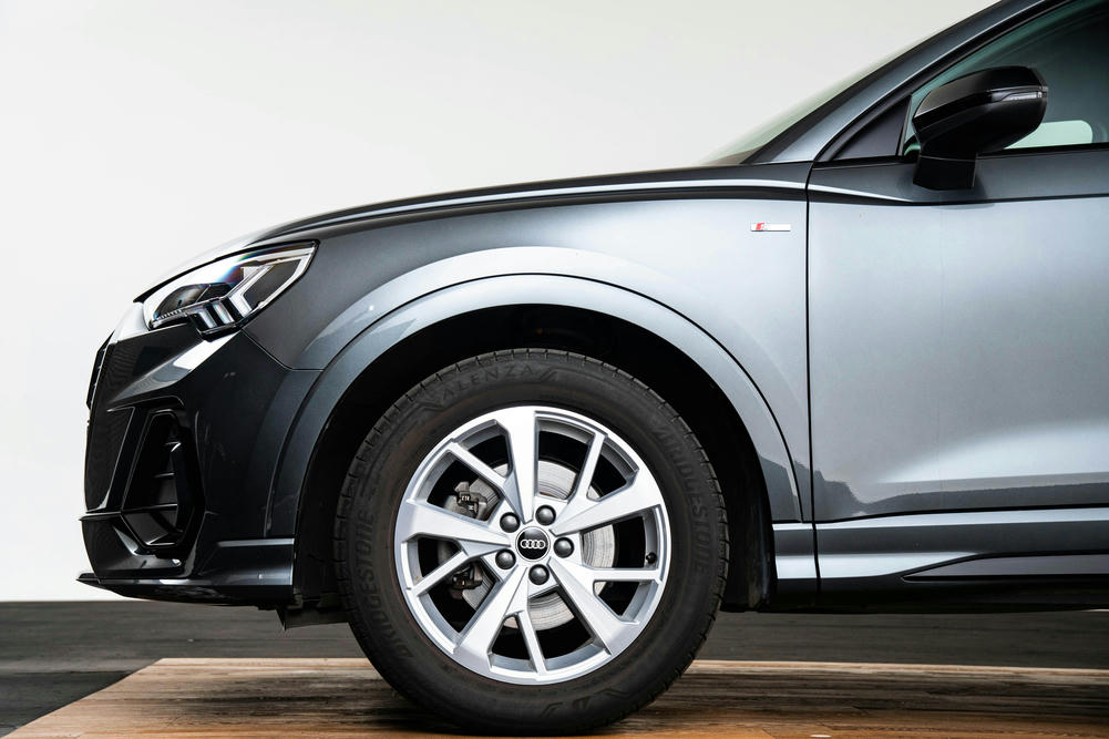 Q3 met Velgen, lichtmetaal 5-Y-spaak-design