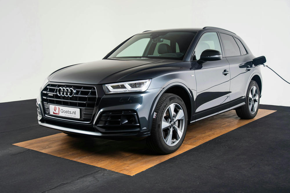 Q5 met 19 lichtmetalen velgen, Audi Sport 5-arm-pylon-design, titaanoptiek mat, glansgedraaid, 8,0Jx19