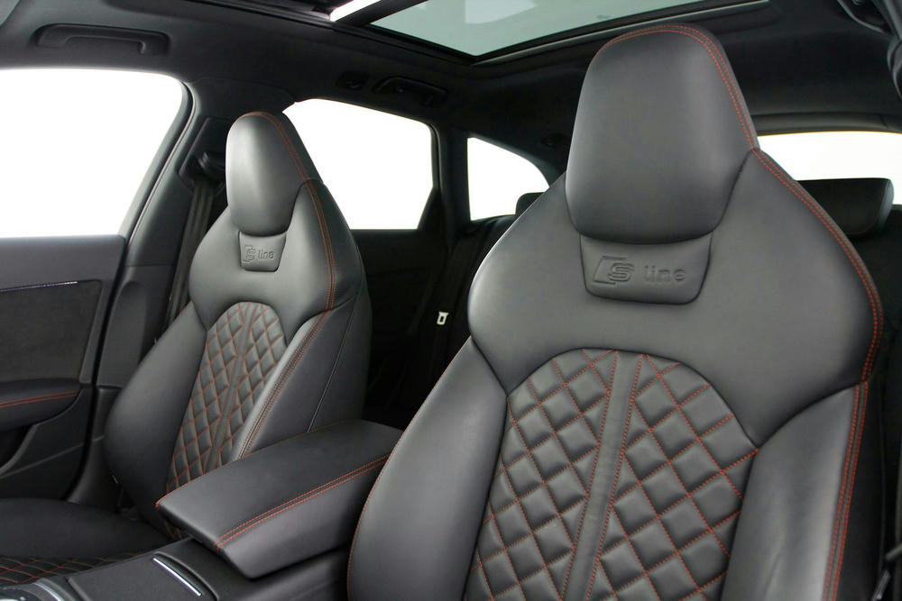 S-line interieur rode stiksels