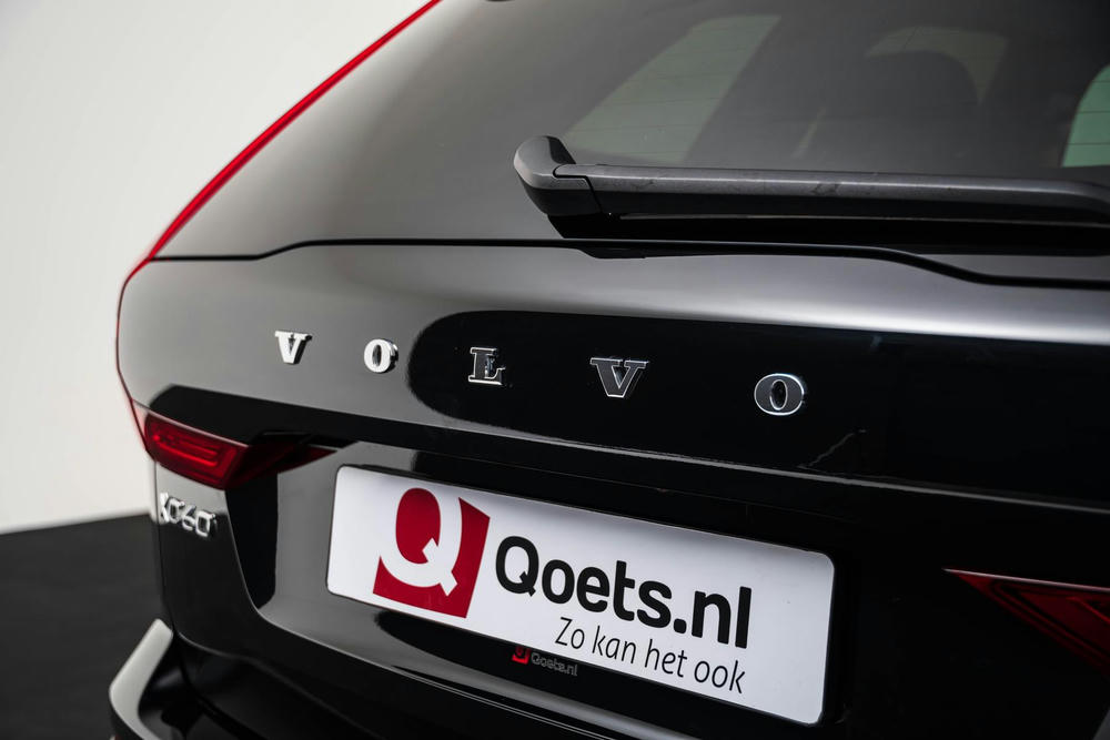 Volvo XC60 achterzijde onyxblack