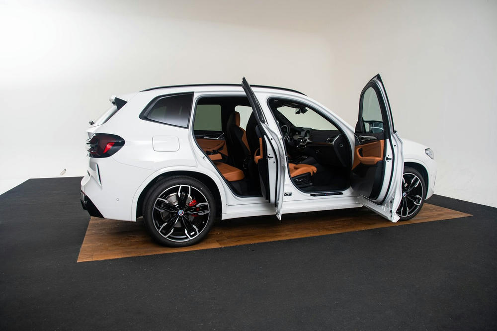 X3 M40I zijkant bewerkte vloer