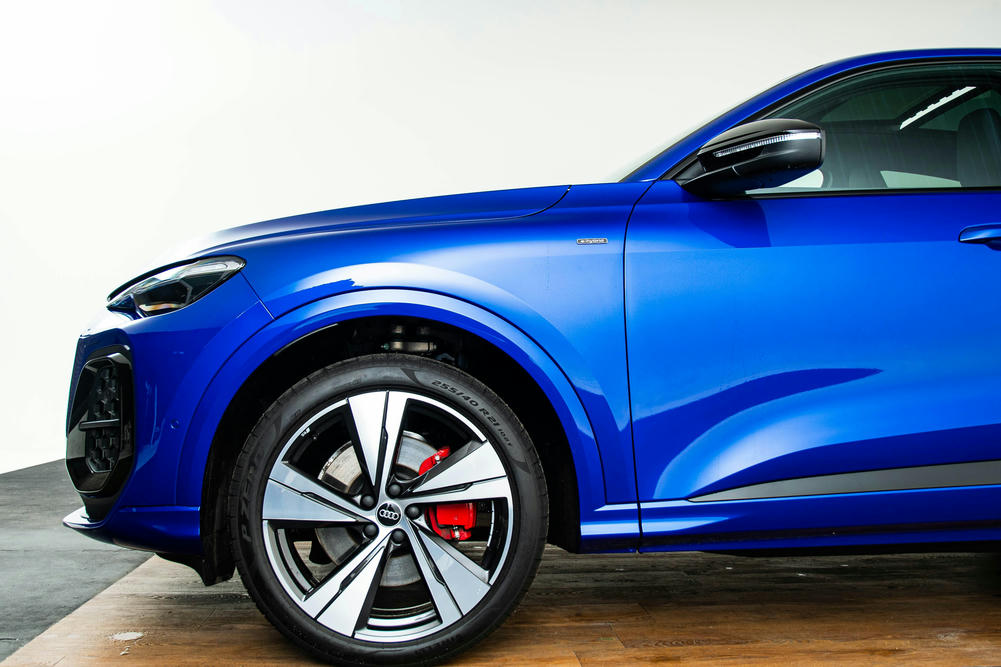Zijaanzicht audi Q5 ultrablauw Metallic
