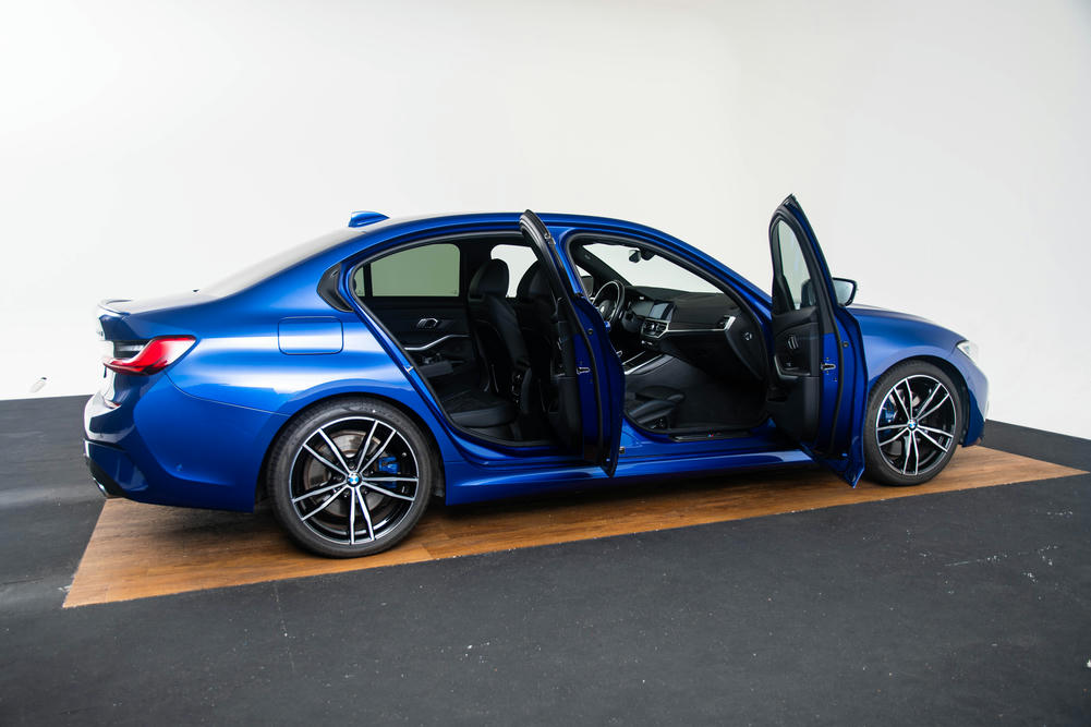 BMW 330i Sedan Portimao Blau