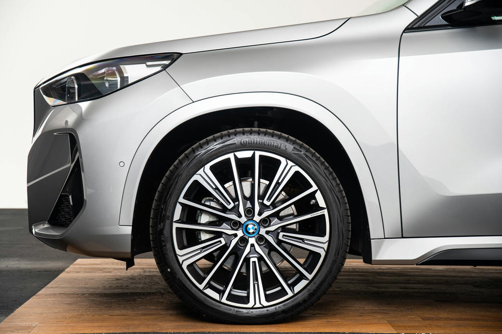 BMW iX1 xDrive30 Spacesilber metallic