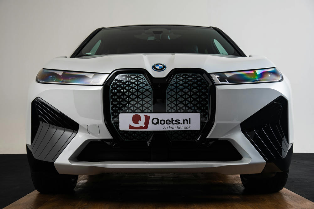BMW iX xDrive50 Mineralweiss metallic