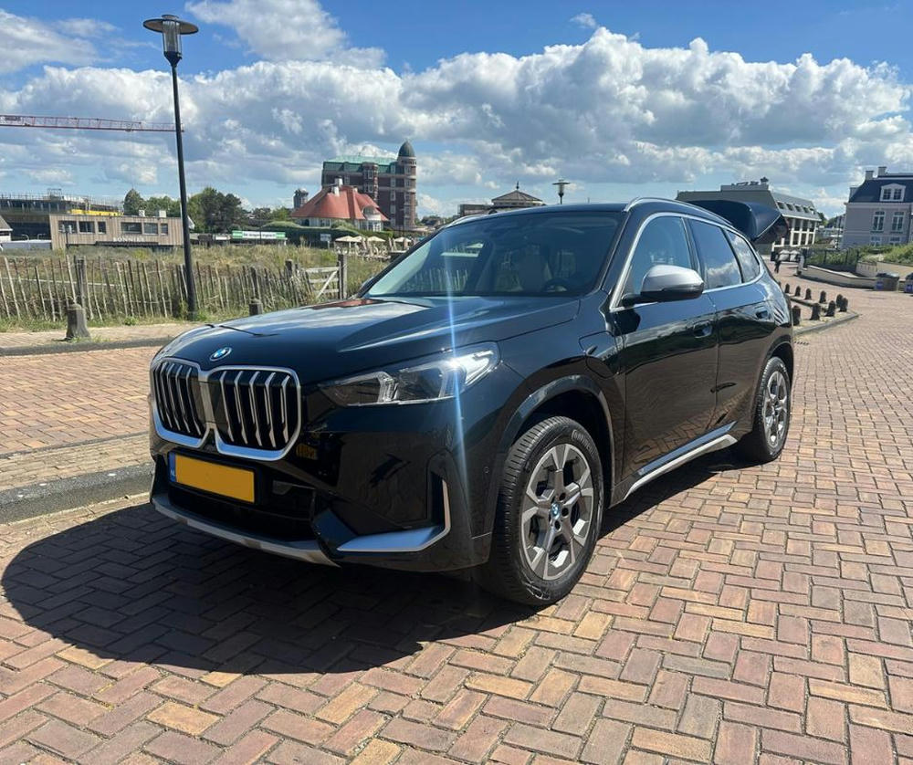 aflevering BMW Ix1 - Paardekooper