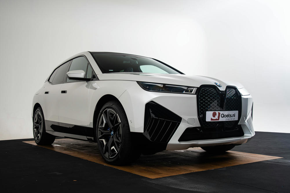 BMW iX xDrive50 Mineralweiss metallic