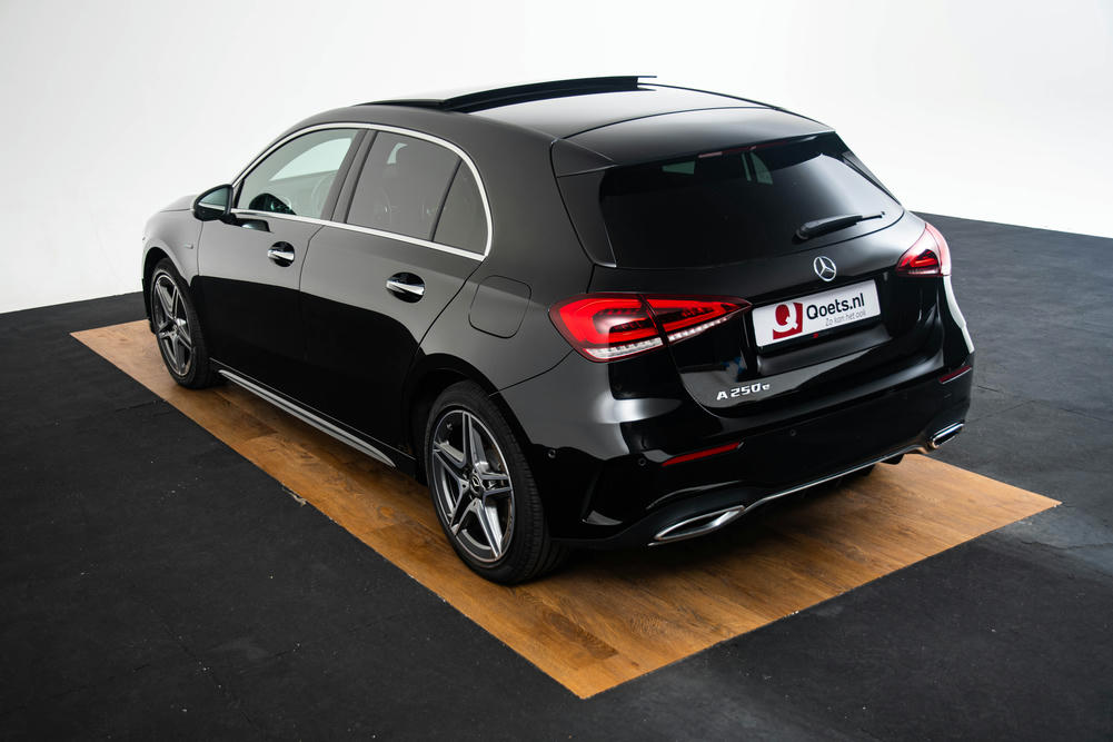 Mercedes-Benz A250 e Kosmoszwart