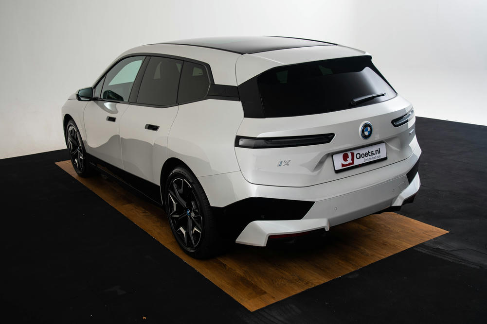 BMW iX xDrive50 Mineralweiss metallic