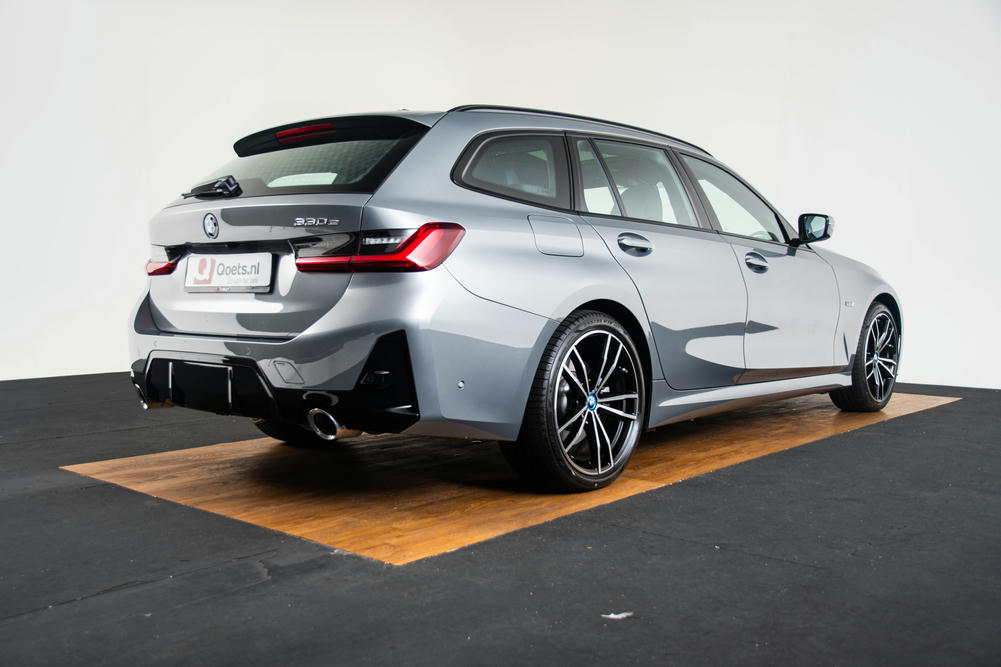 BMW 330e Touring Skyscraper Grau