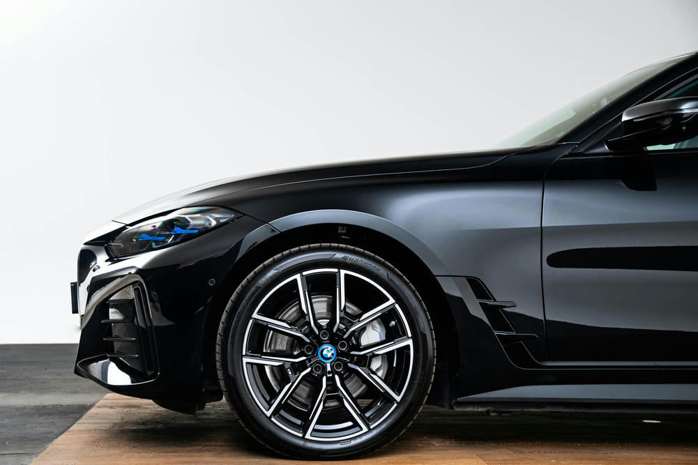 bmw i4 met 19 inch - Y-spaak (styling 859 M) in Bicolor Jet Black uni velgen