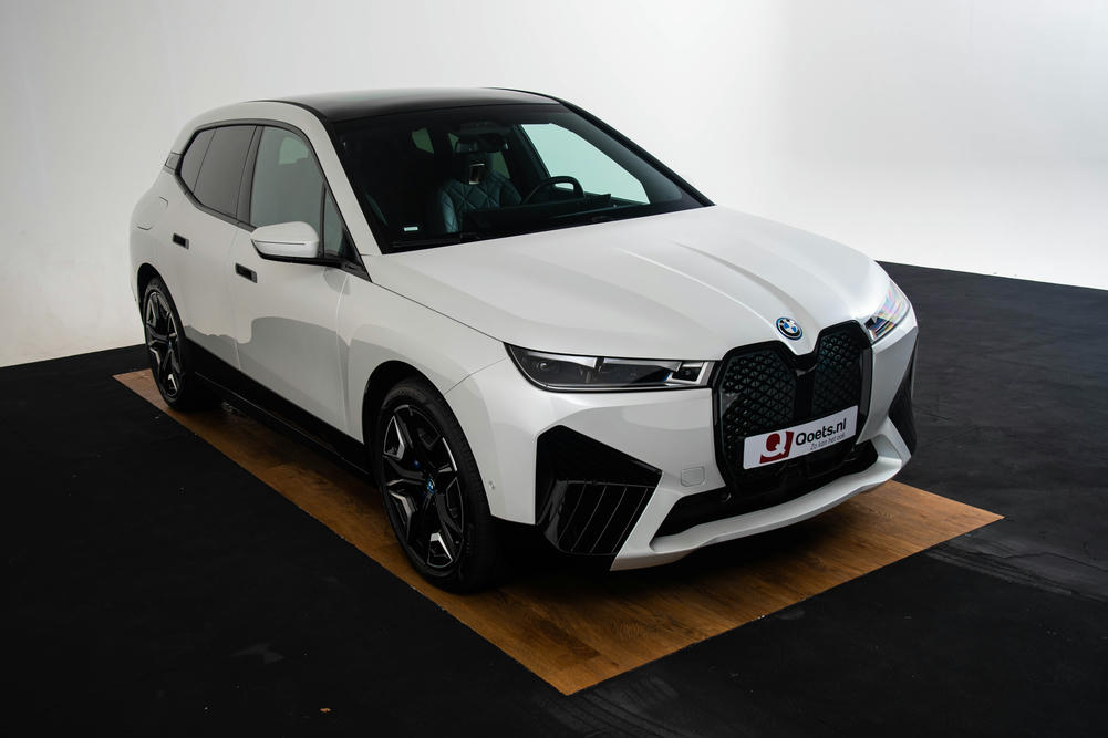 BMW iX xDrive50 Mineralweiss metallic
