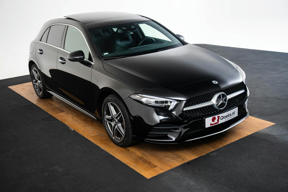 Mercedes-Benz A250 e Kosmoszwart