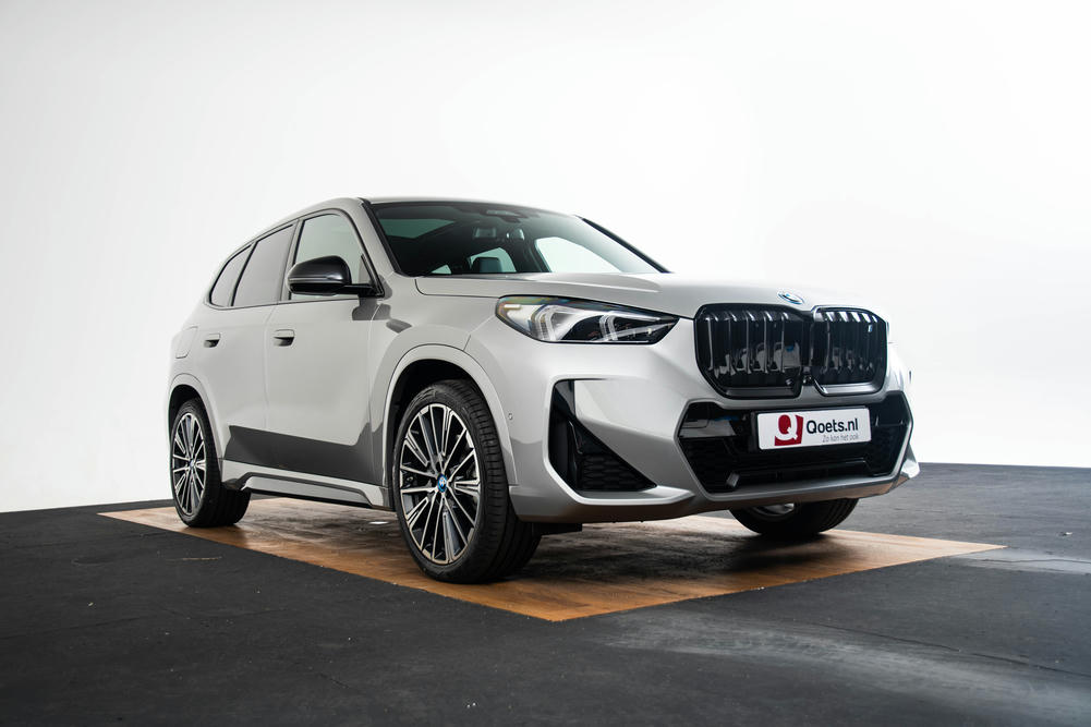 BMW iX1 xDrive30 Spacesilber metallic