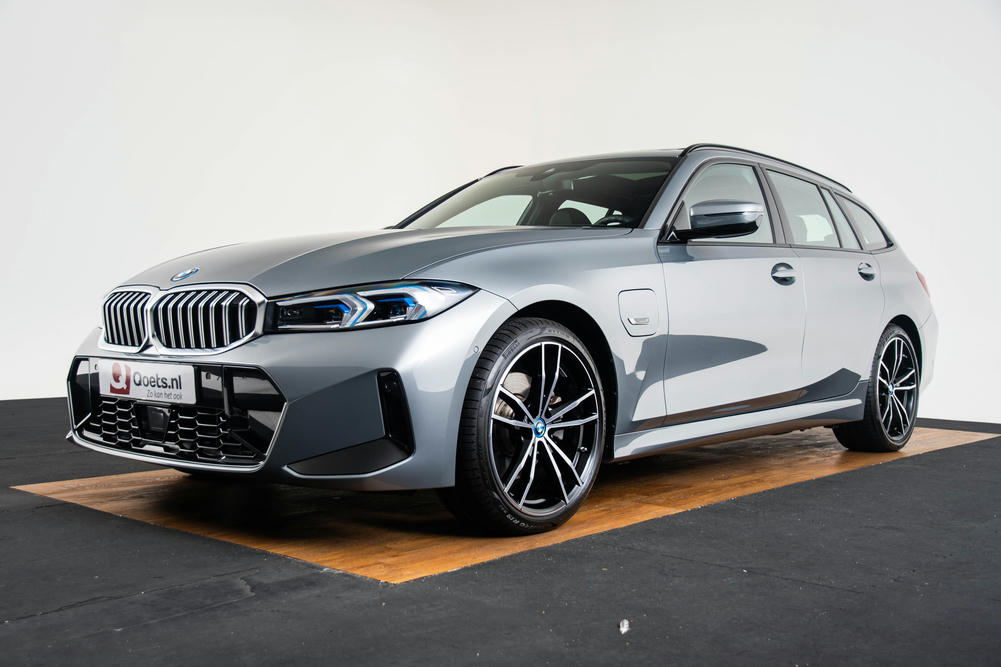 BMW 330e Touring Skyscraper Grau