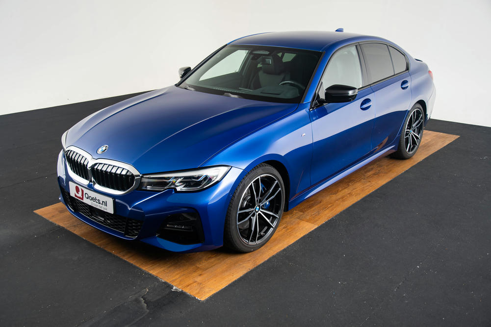 BMW 330i Sedan Portimao Blau