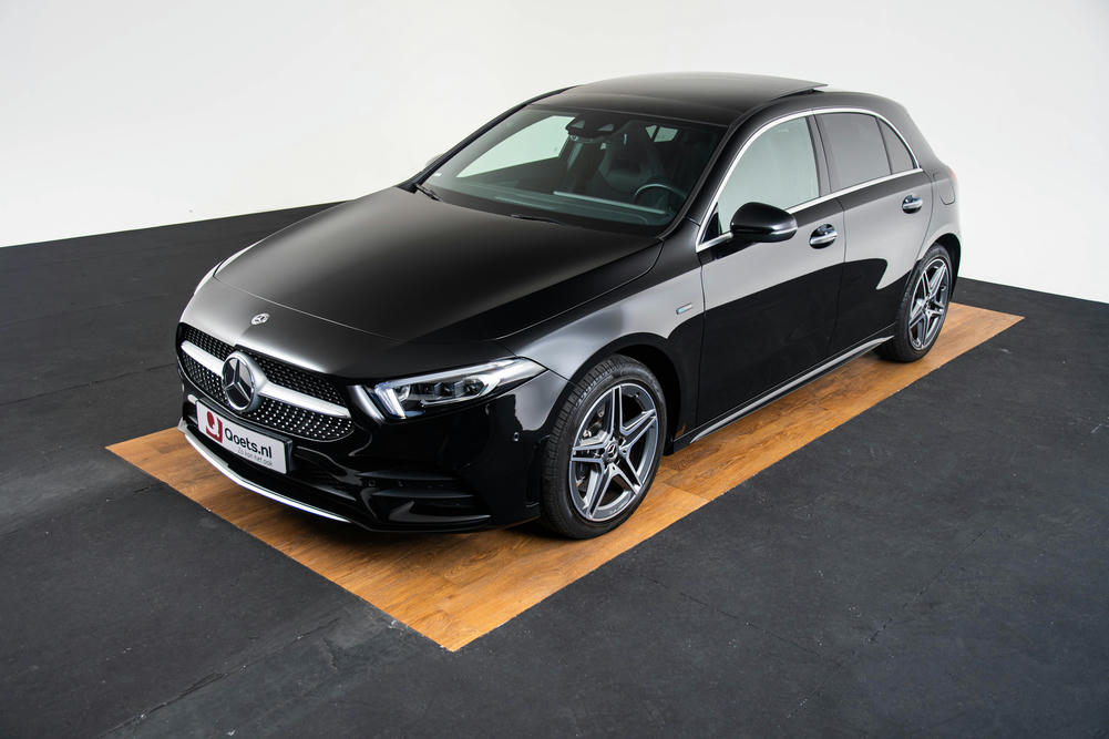 Mercedes-Benz A250 e Kosmoszwart