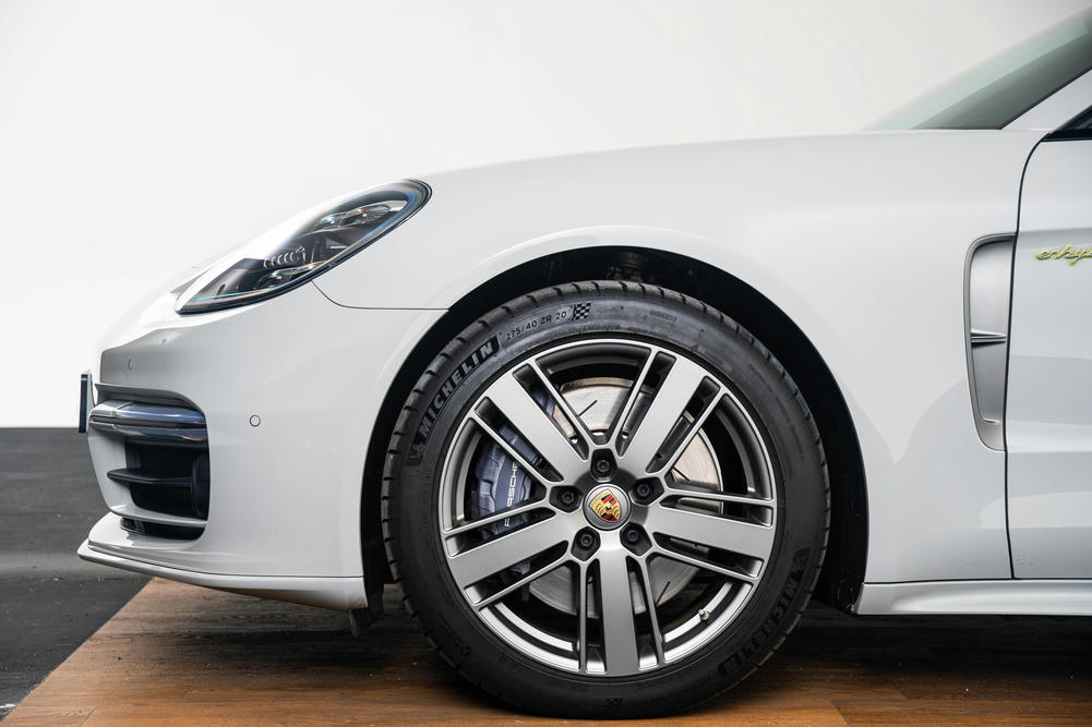 Wielnaafafdekkingen met gekleurd Porsche embleem