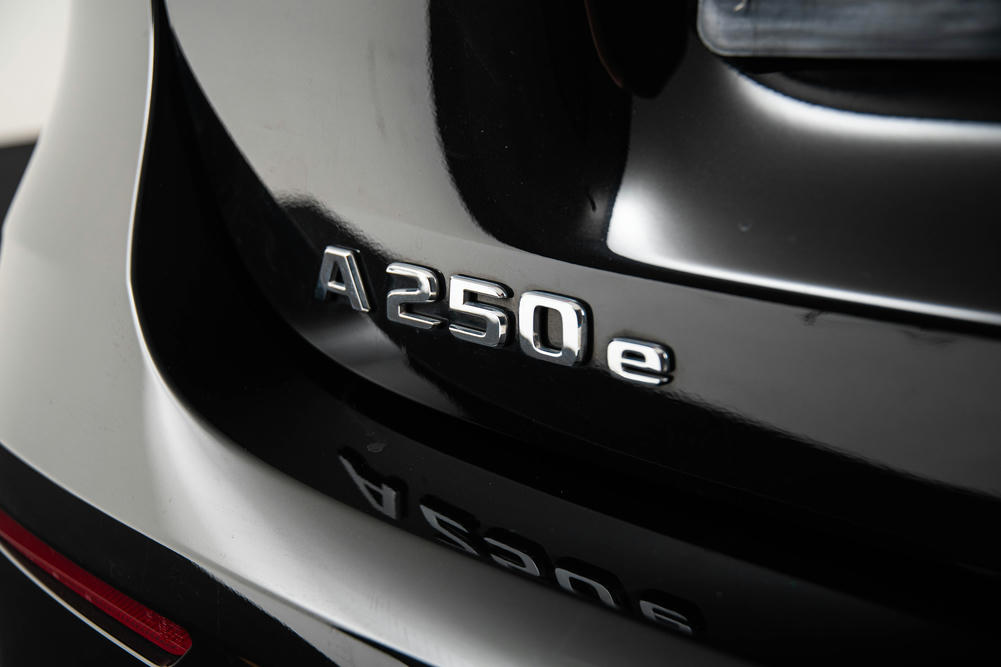 Mercedes-Benz A250 e Kosmoszwart