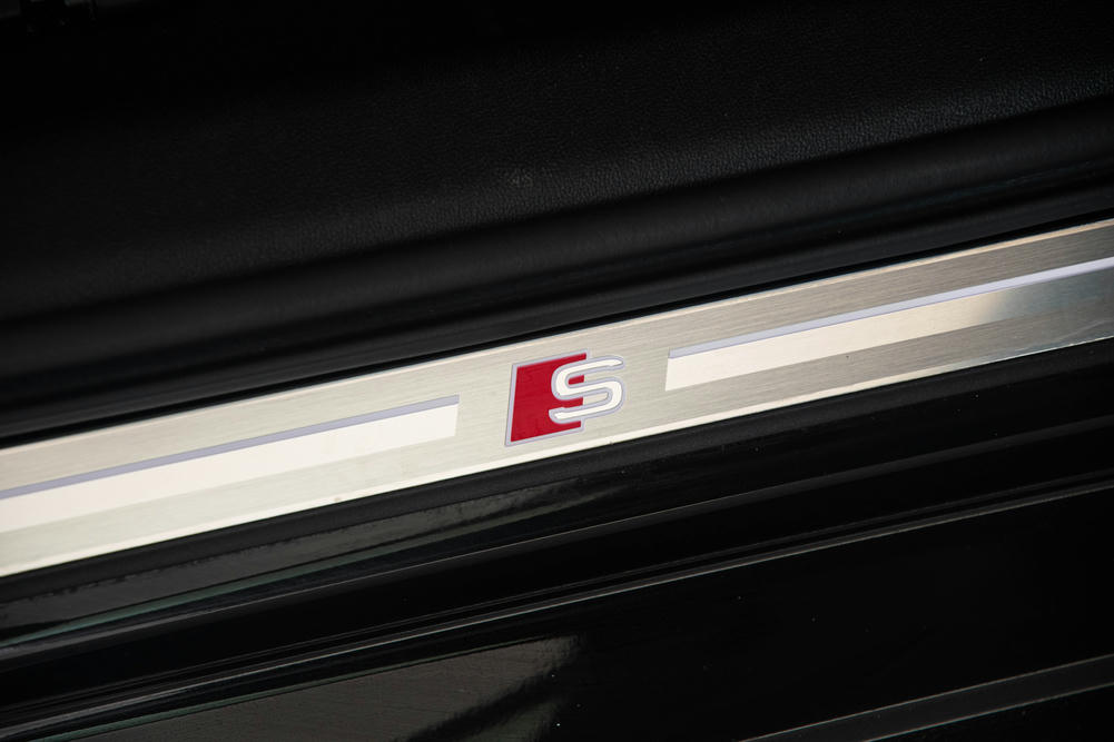 S-line logo op dorpel