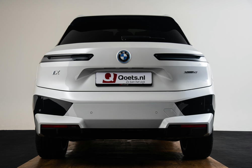 BMW iX xDrive50 Mineralweiss metallic