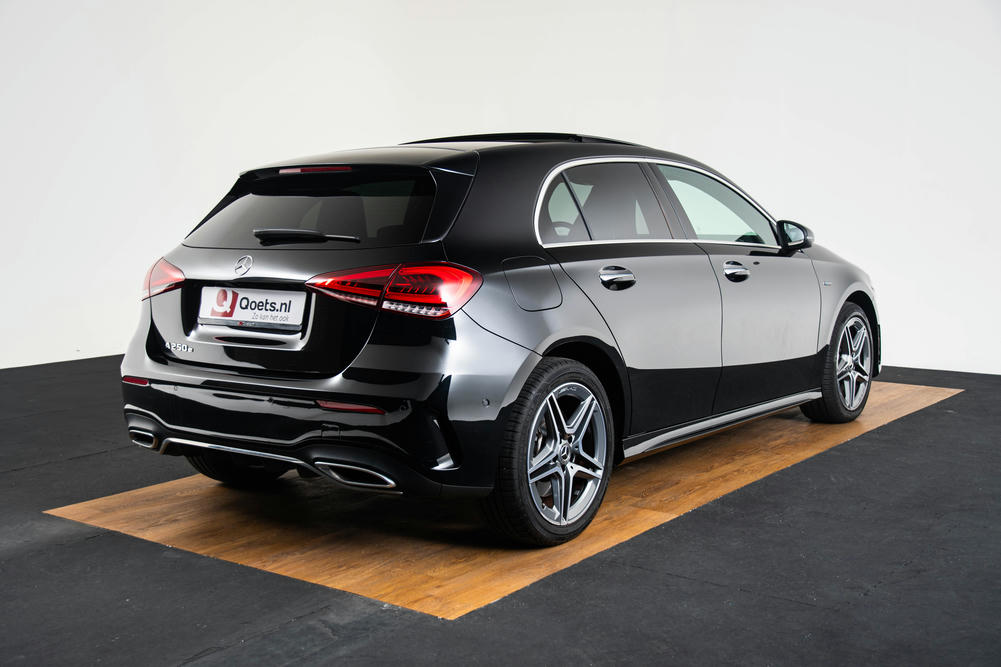 Mercedes-Benz A250 e Kosmoszwart