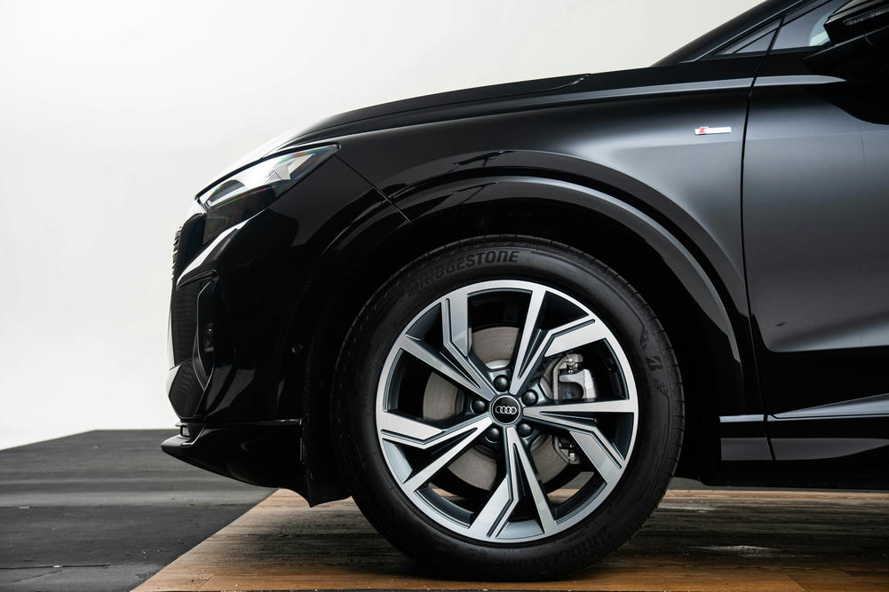 q4 e-tron met 20 - inch gegoten lichtmetaal 5-V-spaak-design