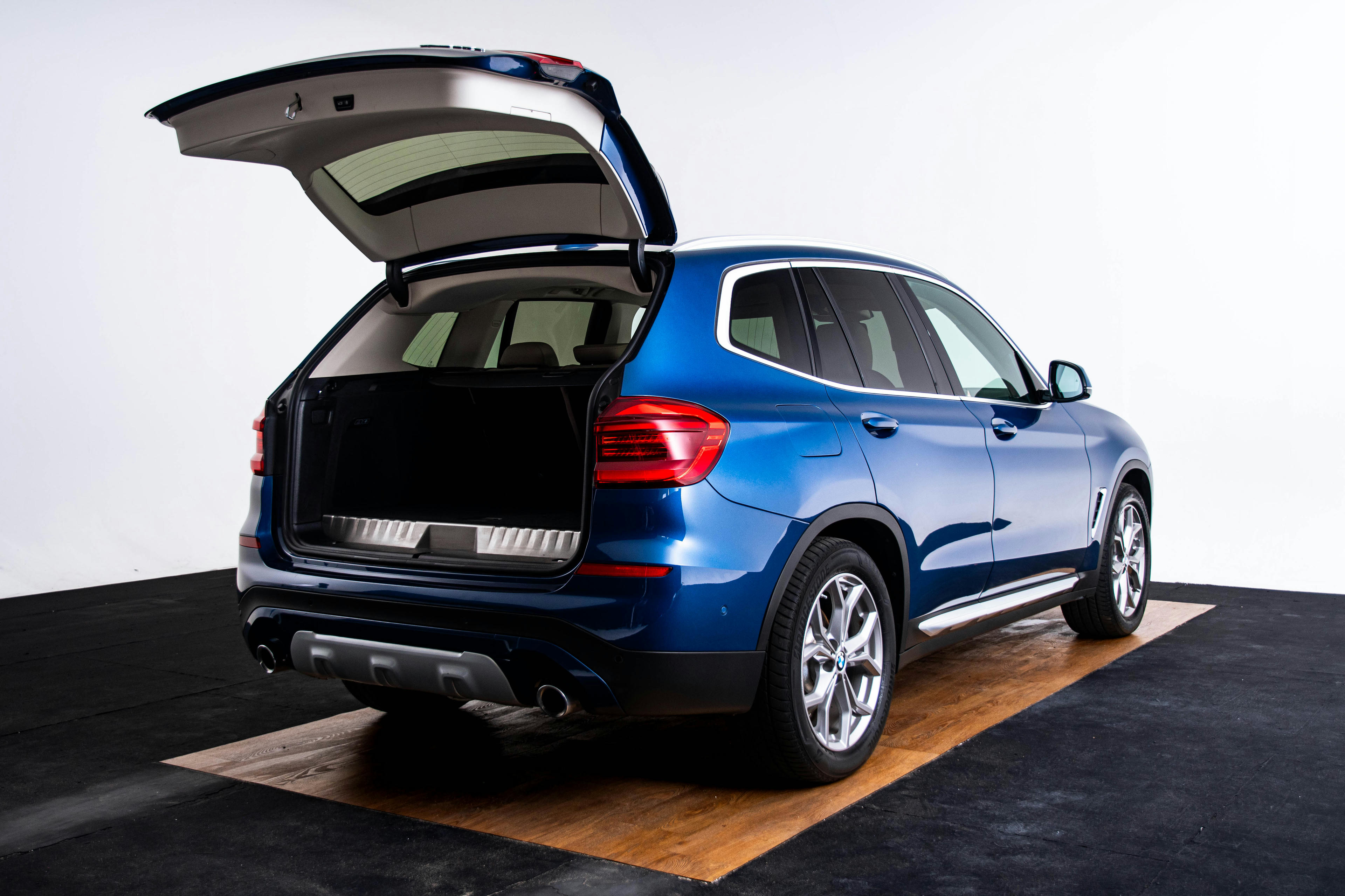 Car image 10