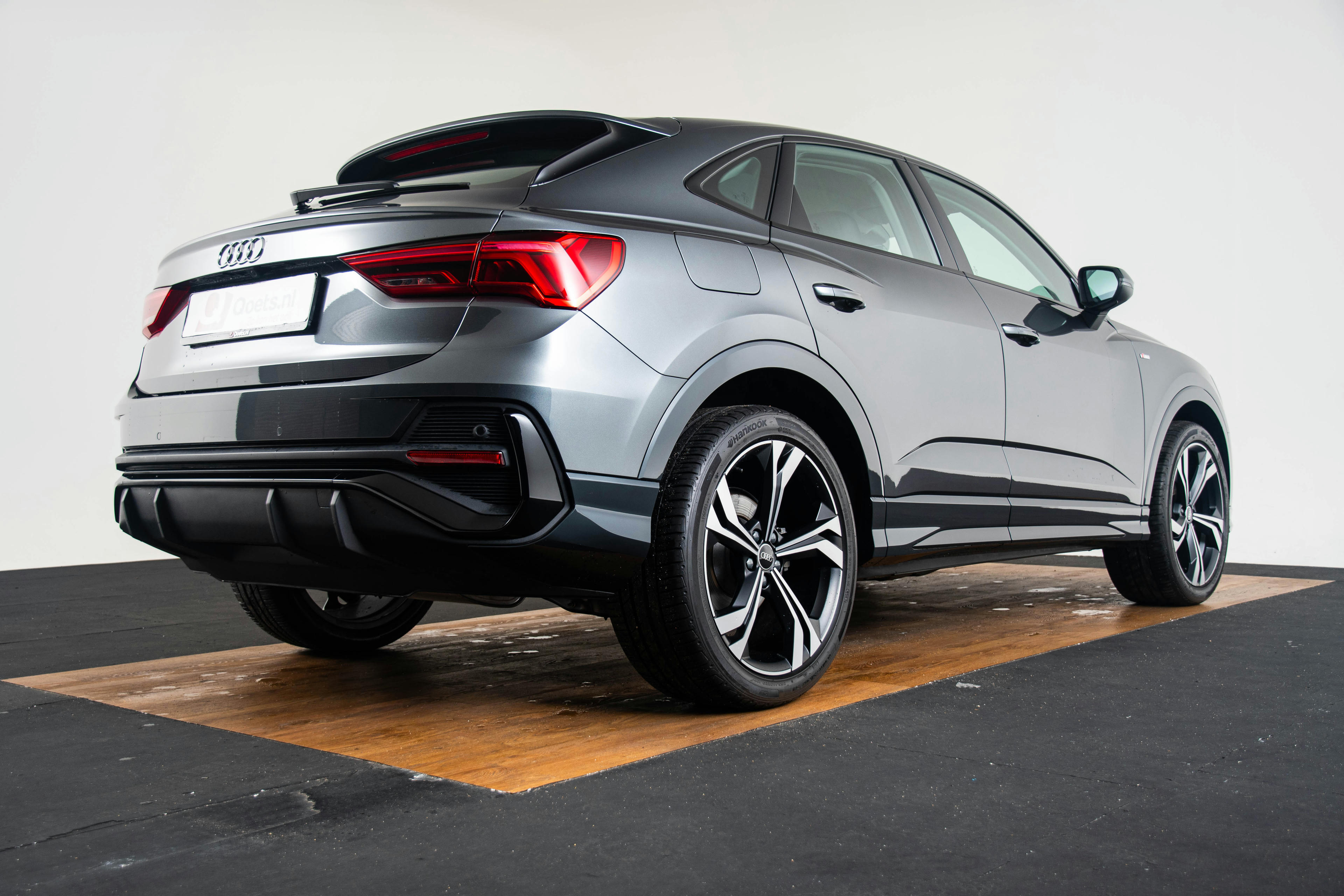 Car image 3