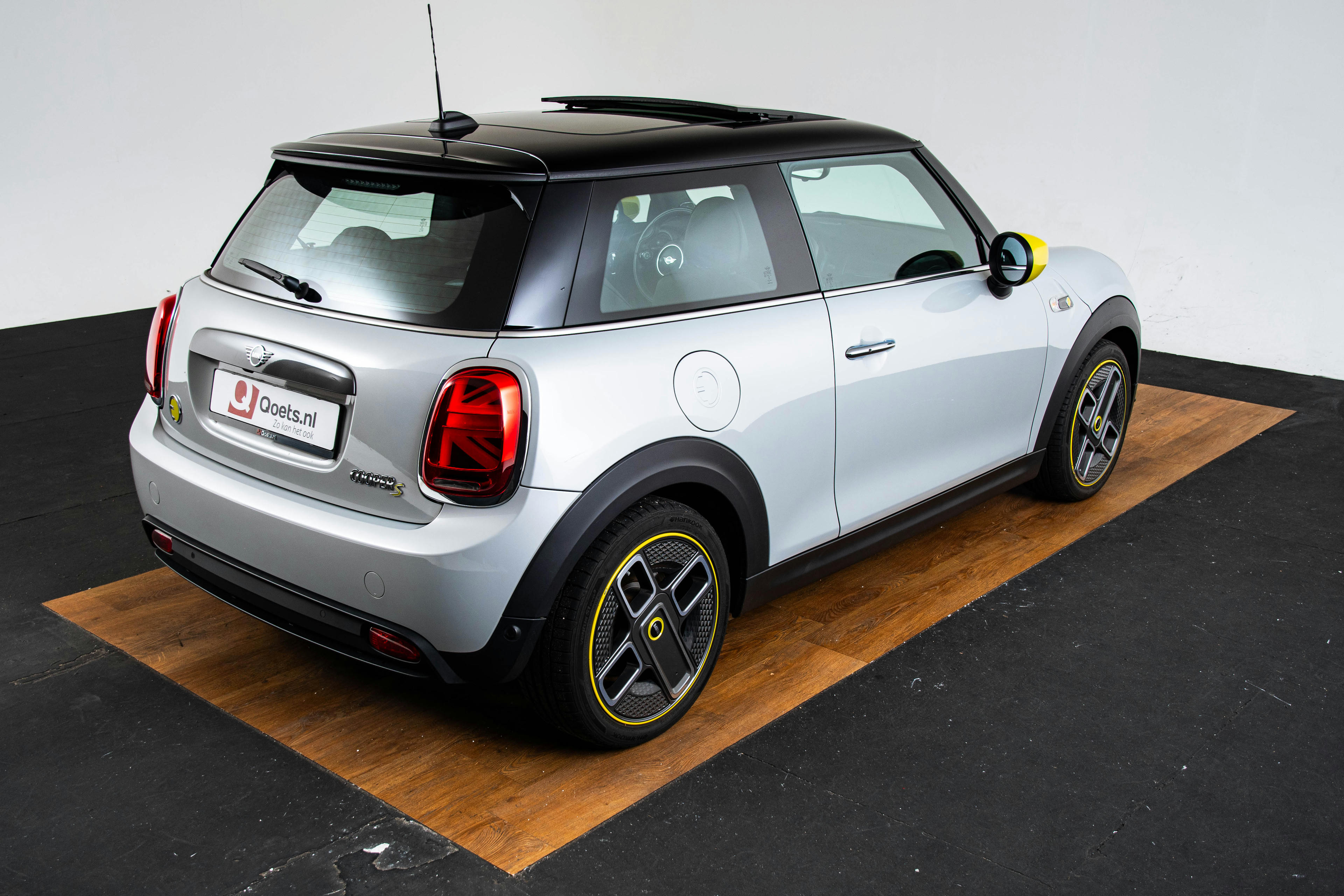 Car image 8