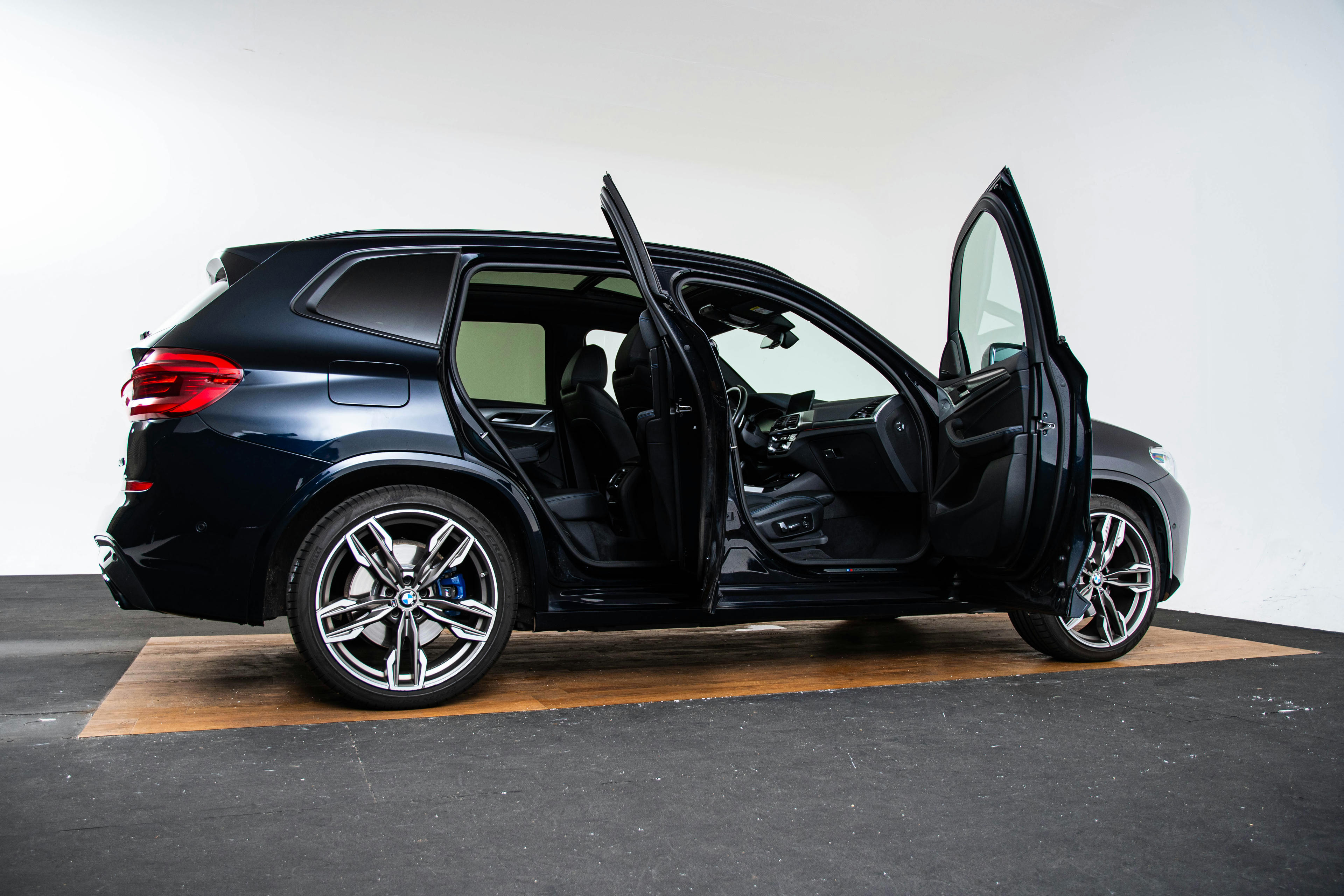 Car image 9