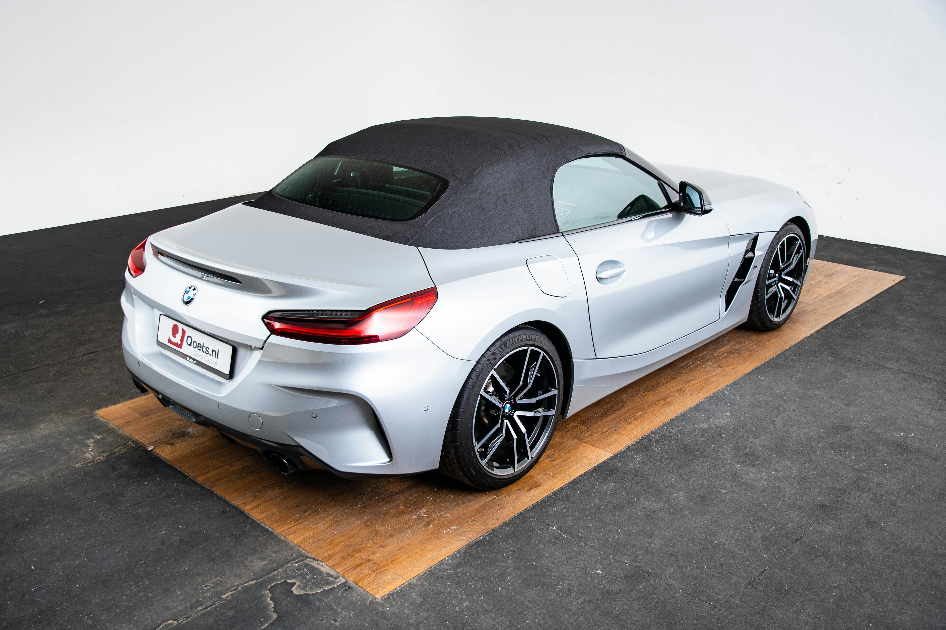 Car image 9