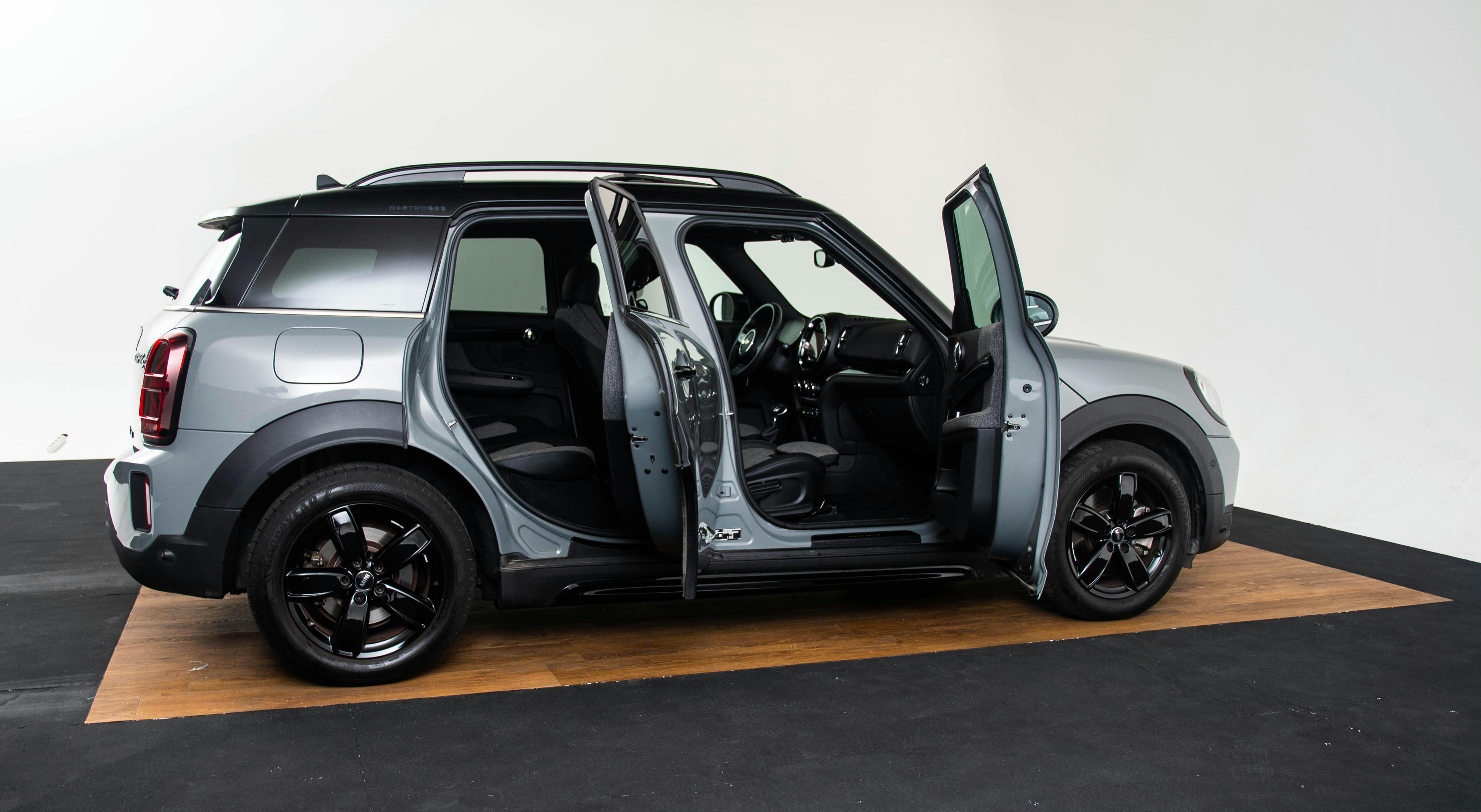 Car image 9
