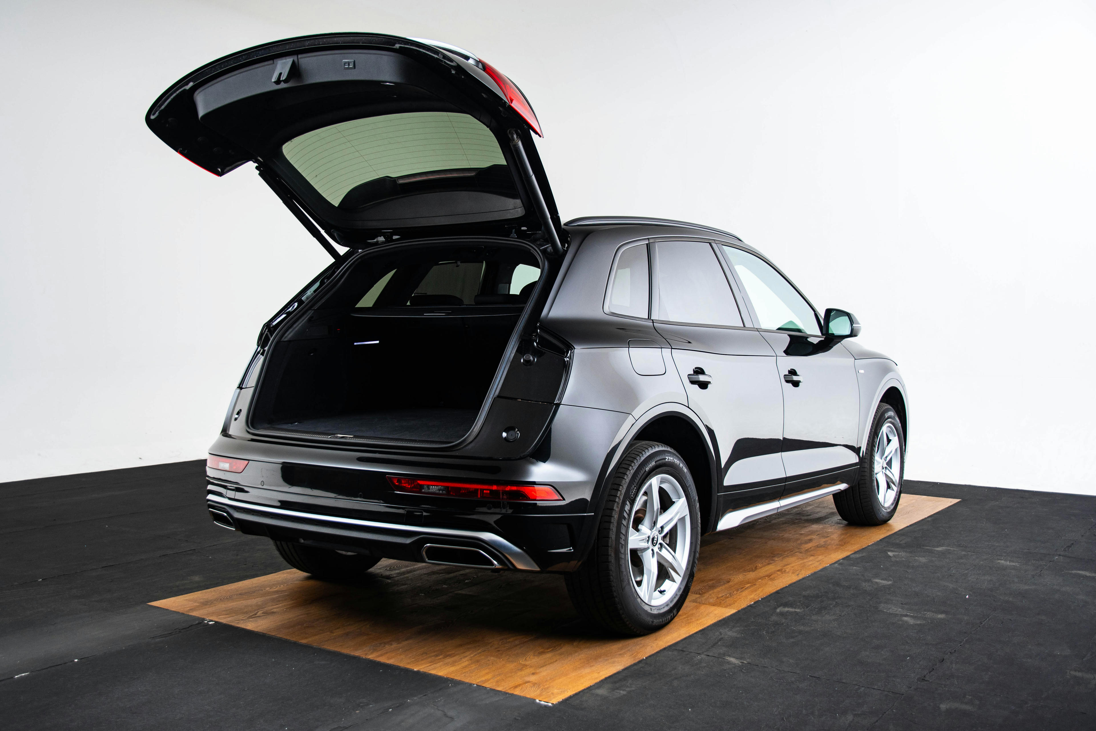 Car image 12