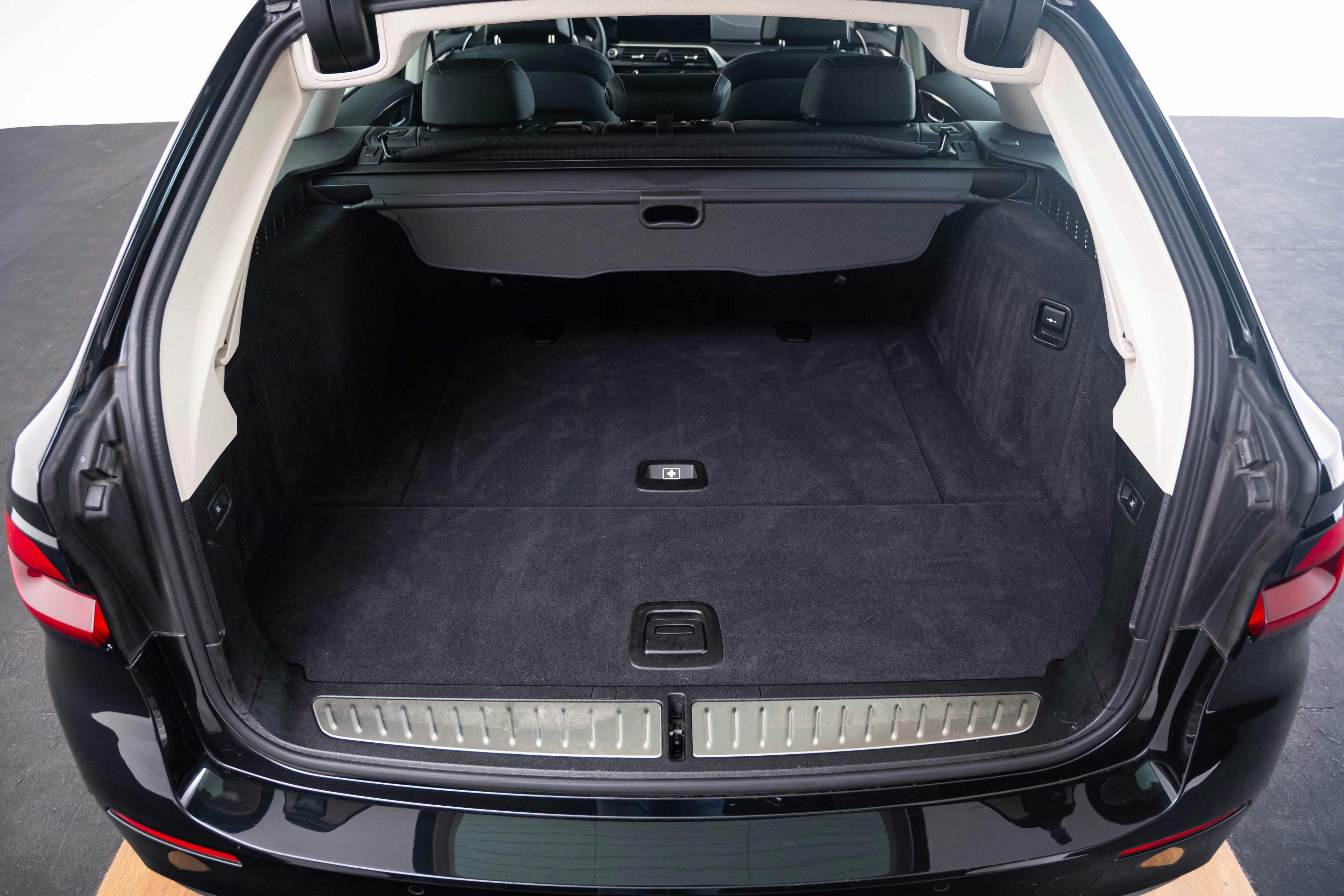 Car image 10