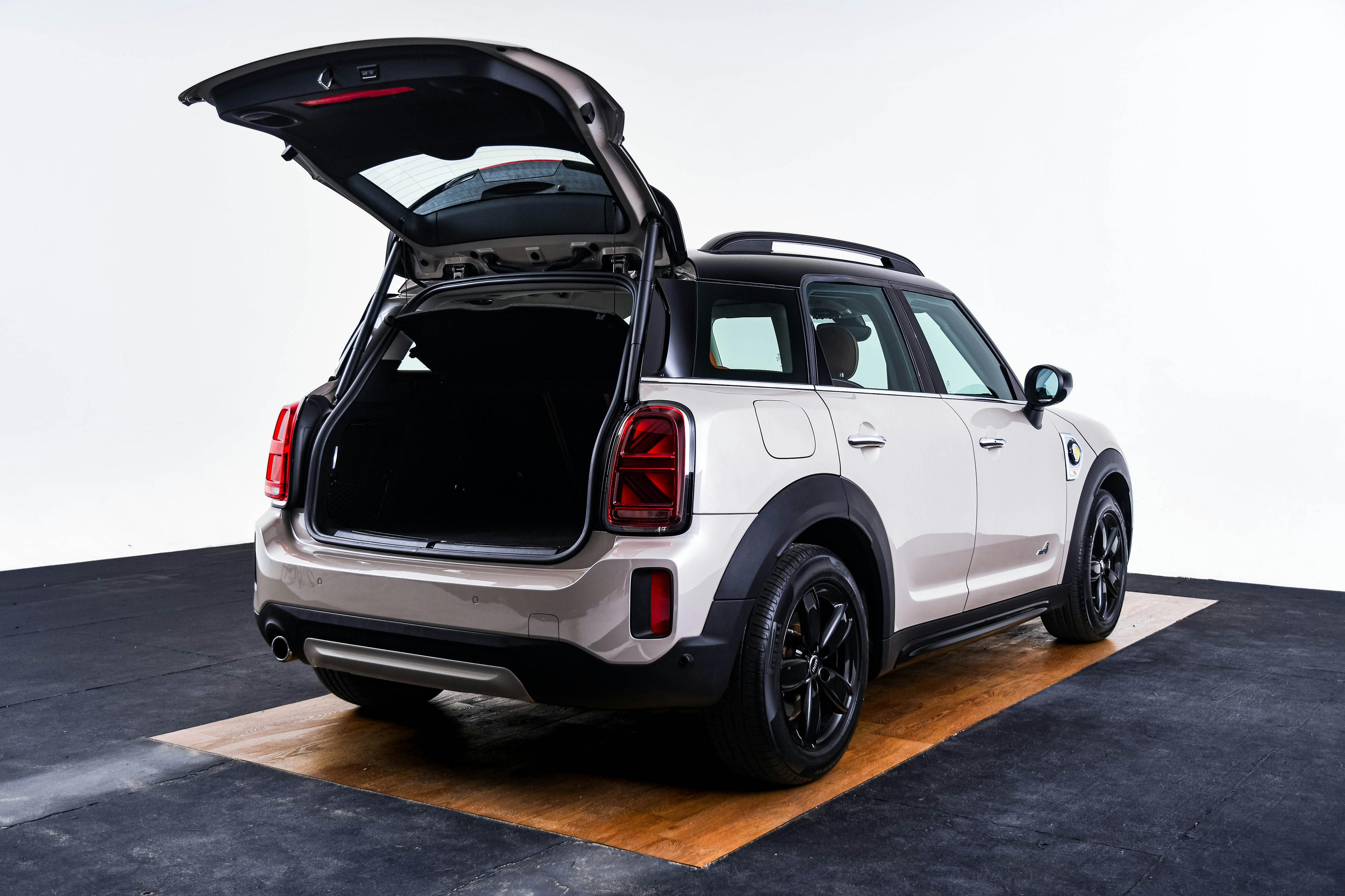 Car image 12