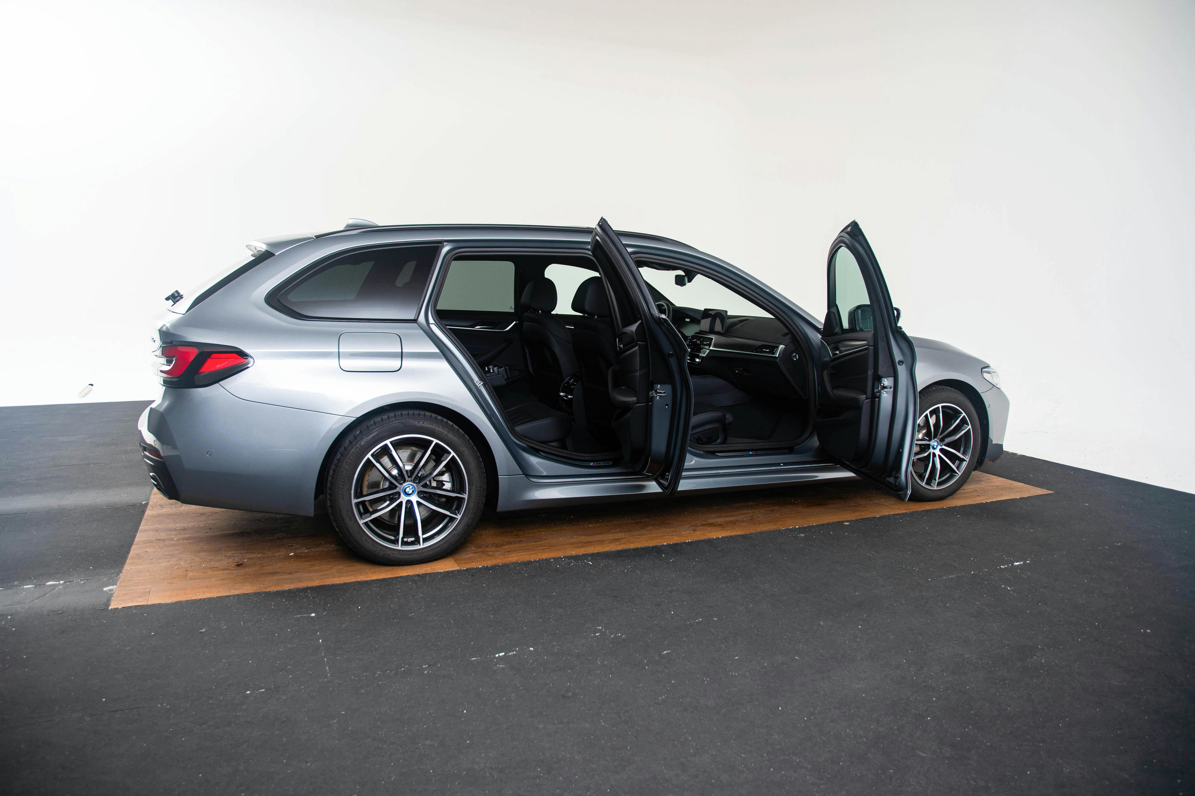 Car image 15