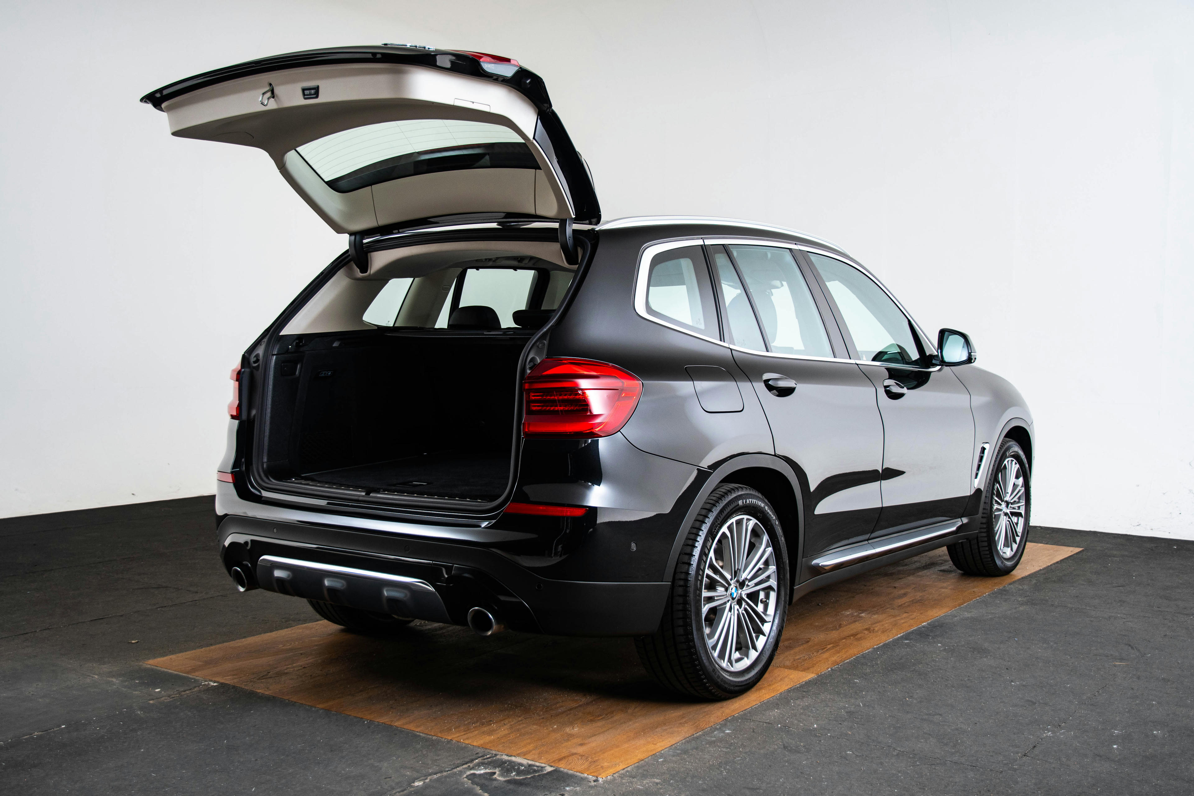 Car image 14
