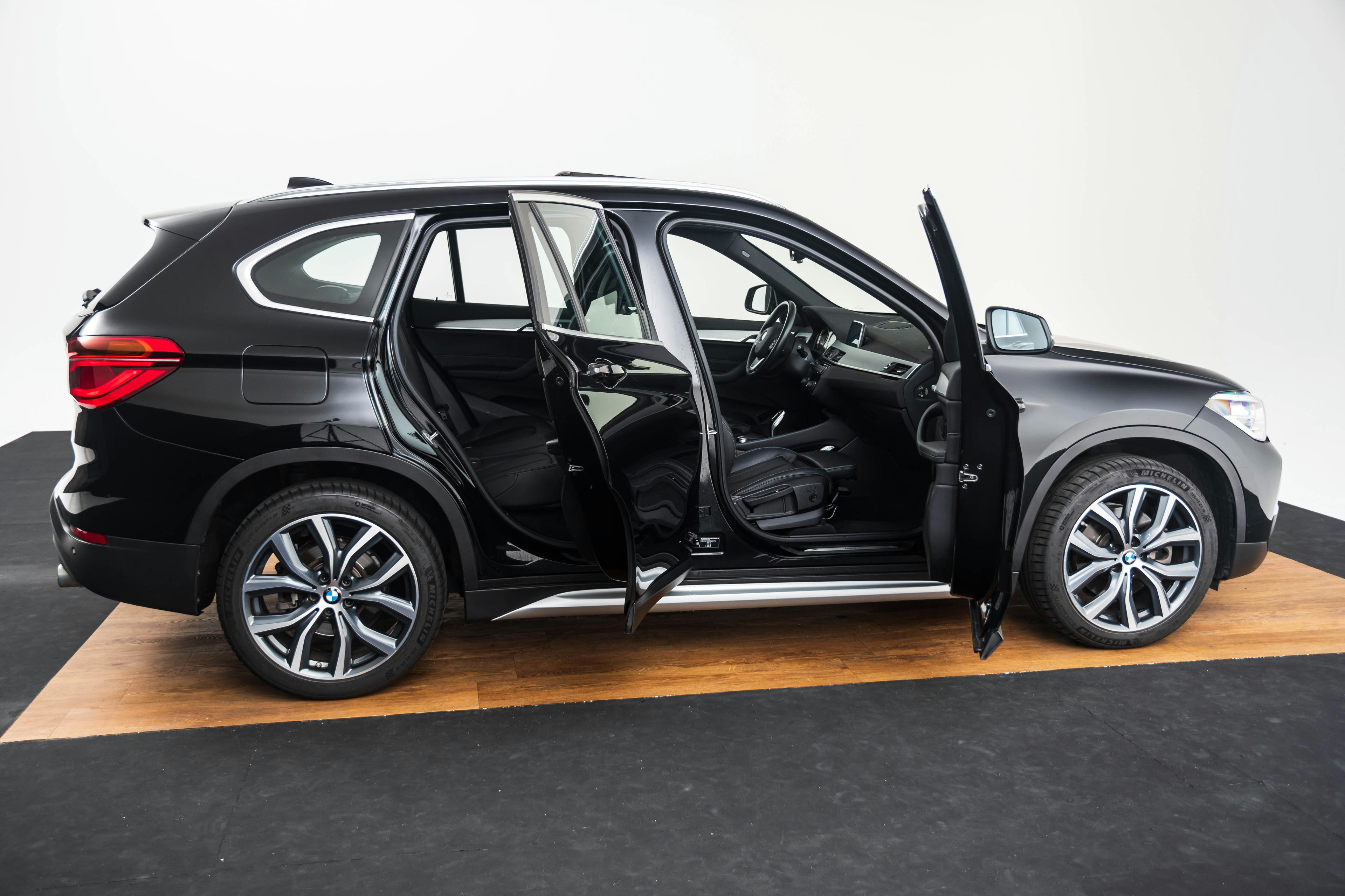 Car image 13