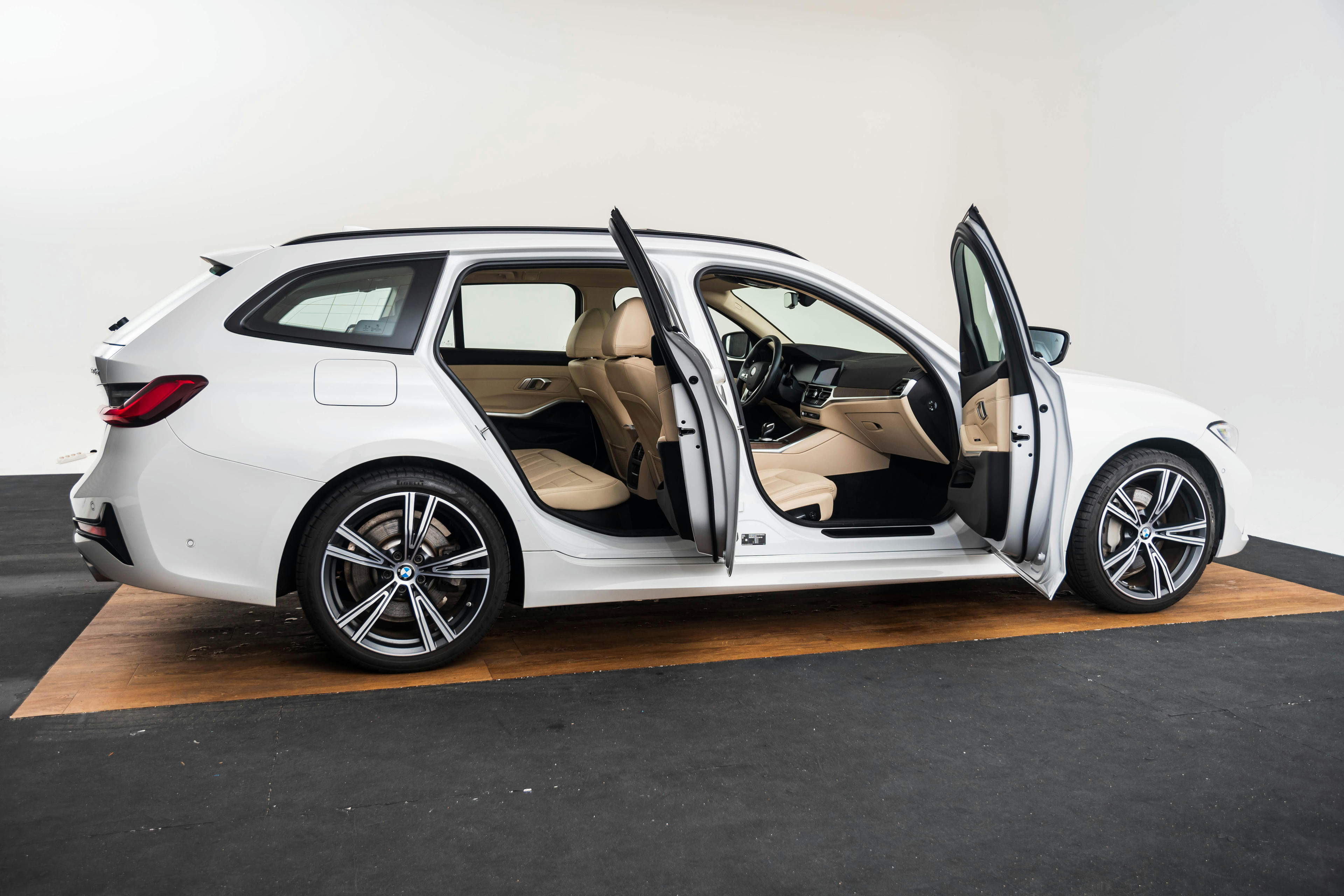 Car image 9