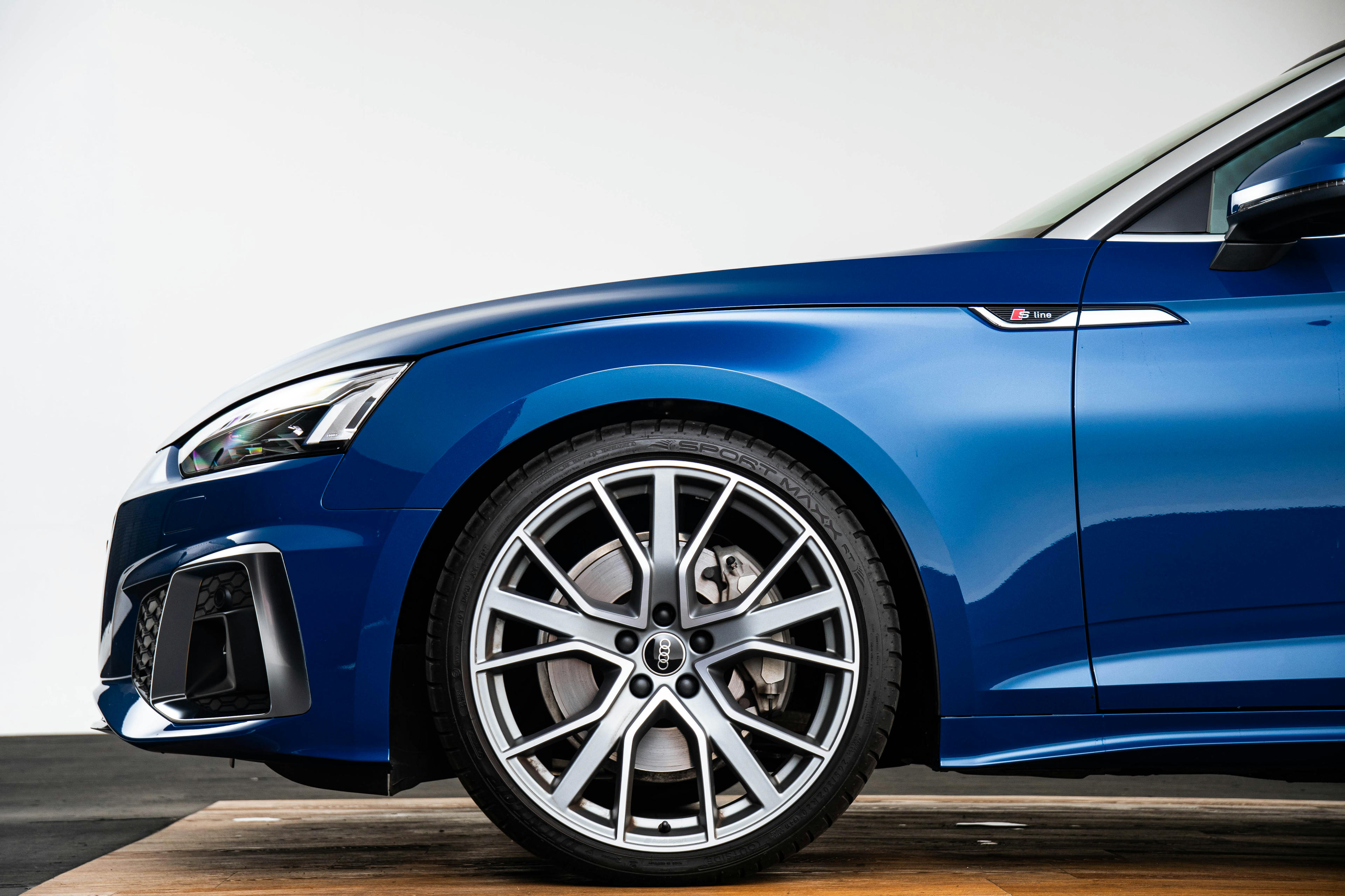 Car image 12